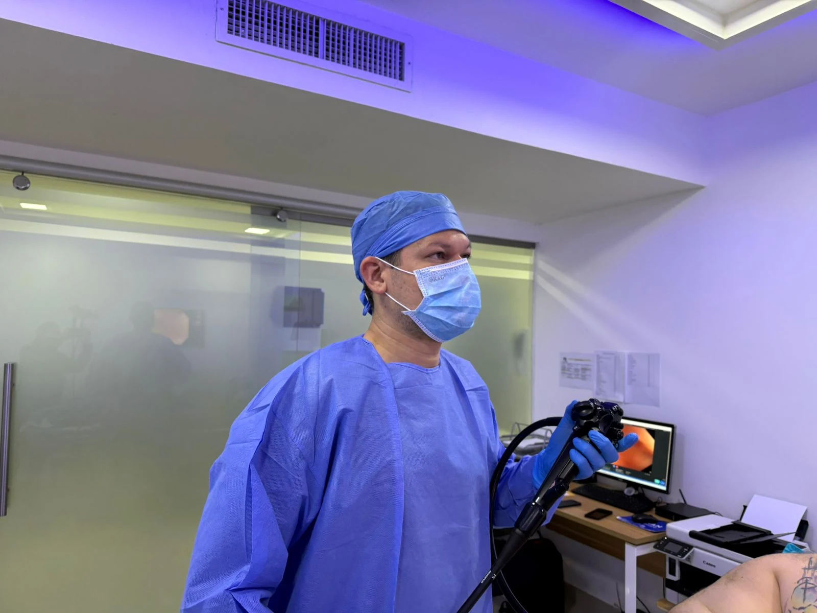 Dr. José Luis Ríos realizando un estudio de colonoscopia en Ciudad de Panamá