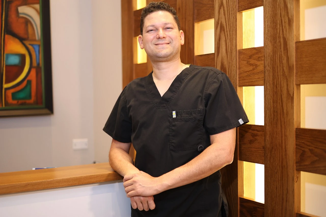 Dr. José Luis Ríos en su consulta, cirujano coloproctólogo en Ciudad de Panamá